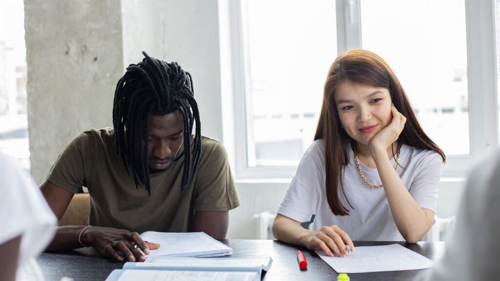 Chọn ngành du học để định cư: nhóm ngành dễ ở lại