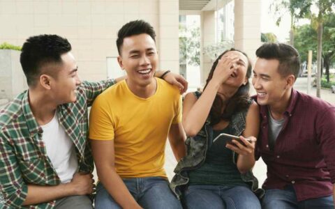 Cộng đồng người Việt ở nước ngoài: mạng lưới hỗ trợ và điểm tựa ngày đầu