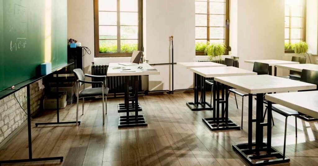 Rủi ro trường đóng cửa: cách kiểm trường được công nhận trước khi du học