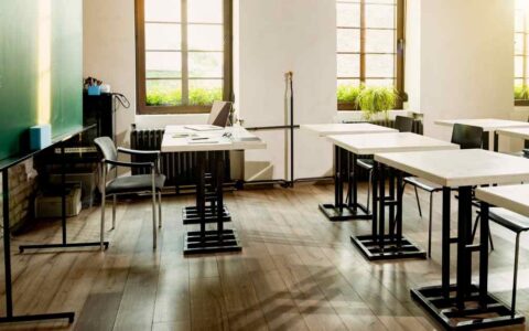 Rủi ro trường đóng cửa: cách kiểm trường được công nhận trước khi du học